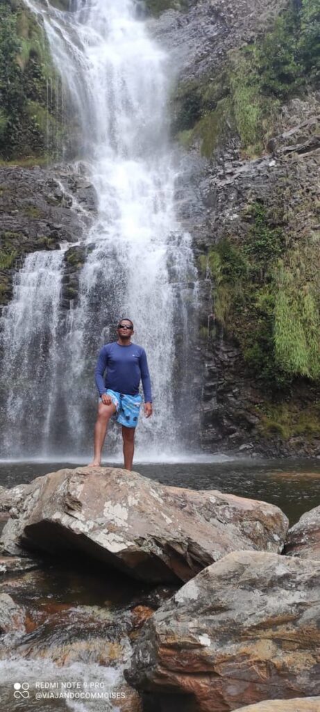 Imagem mostra turista na Cachoeira da Farofa, uma das cachoeiras da Serra do Cipó.