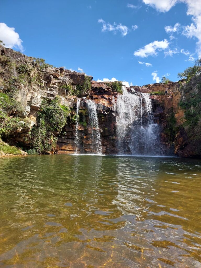 Imagem mostra a belíssima Cachoeira da Toca, em Diamantina.