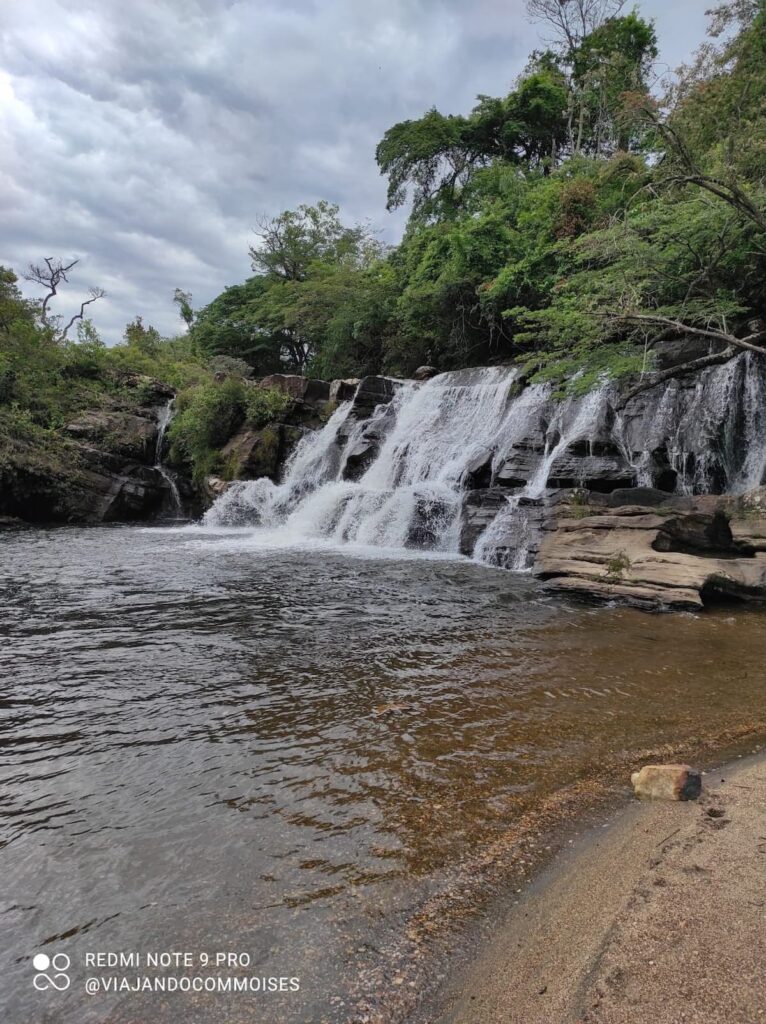 Imagem mostra Cachoeira da Zilda em Carrancas, MG.