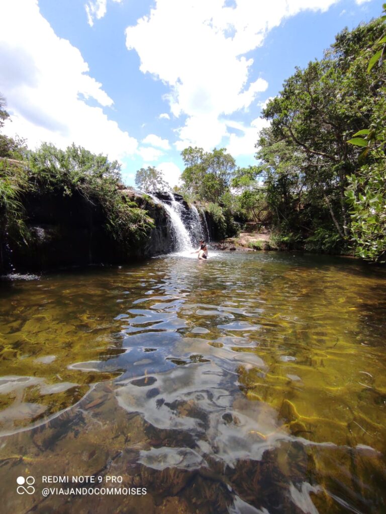 Imagem mostra banhistas na Cachoeira do Moinho.