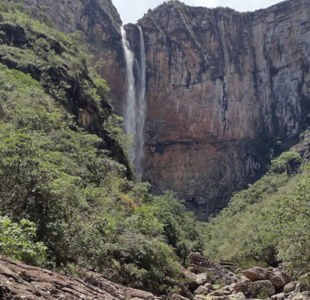 Imagem mostra a magnífica Cachoeira do Tabuleiro em Conceição do Mato Dentro.