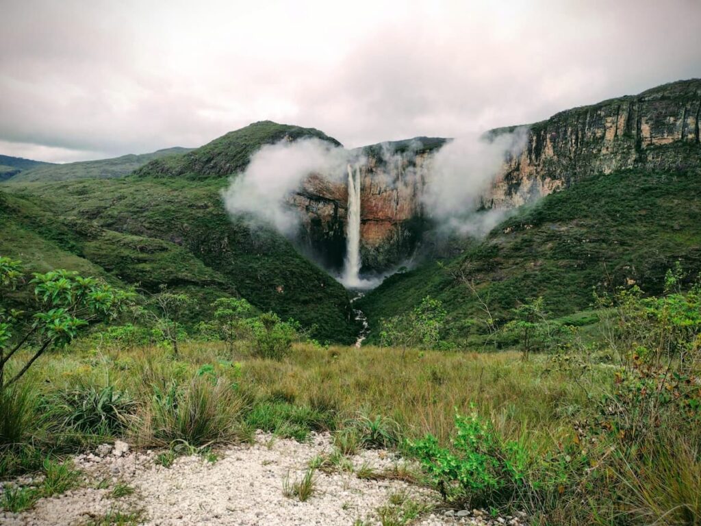 Imagem mostra a cachoeira do Tabuleiro em Conceição do Mato Dentro, MG.