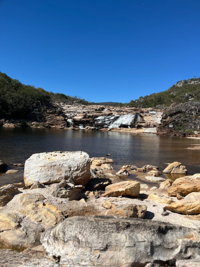 Imagem mostra belíssima cachoeira em Diamantina, Minas Gerais.