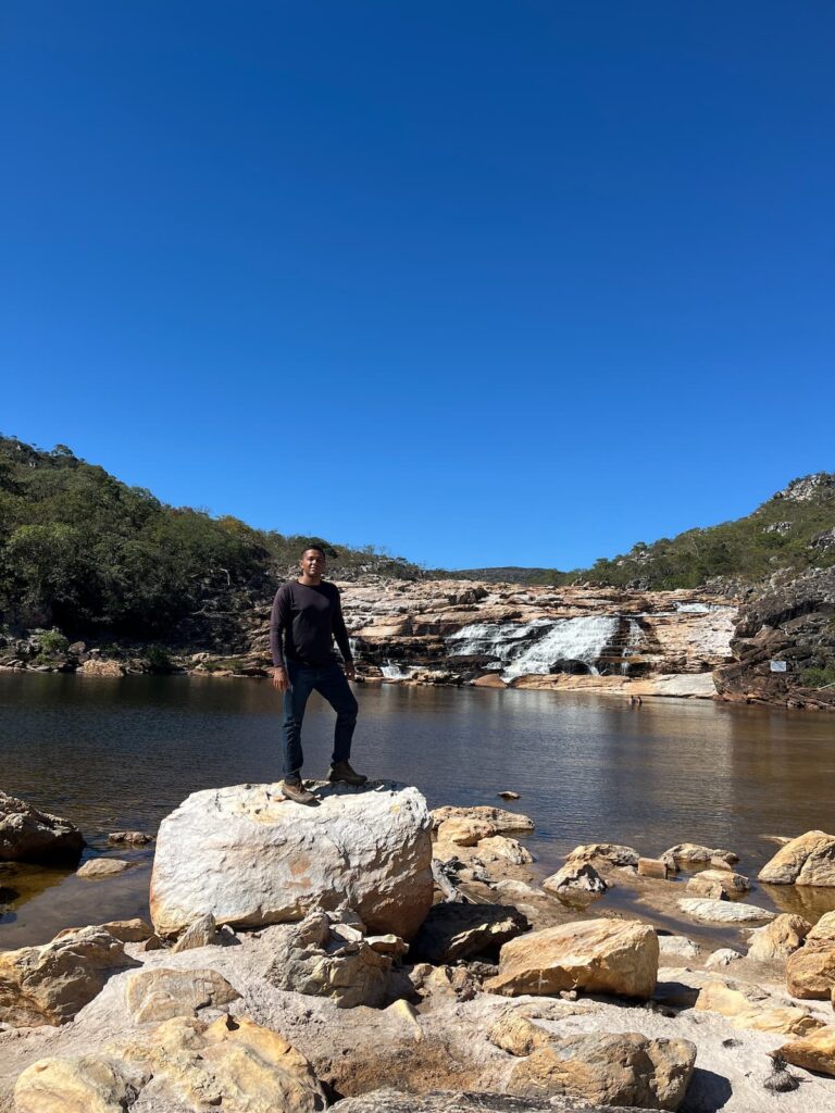 Imagem mostra turista na Cachoeira do Telesforo em Diamantina, Minas Gerais.