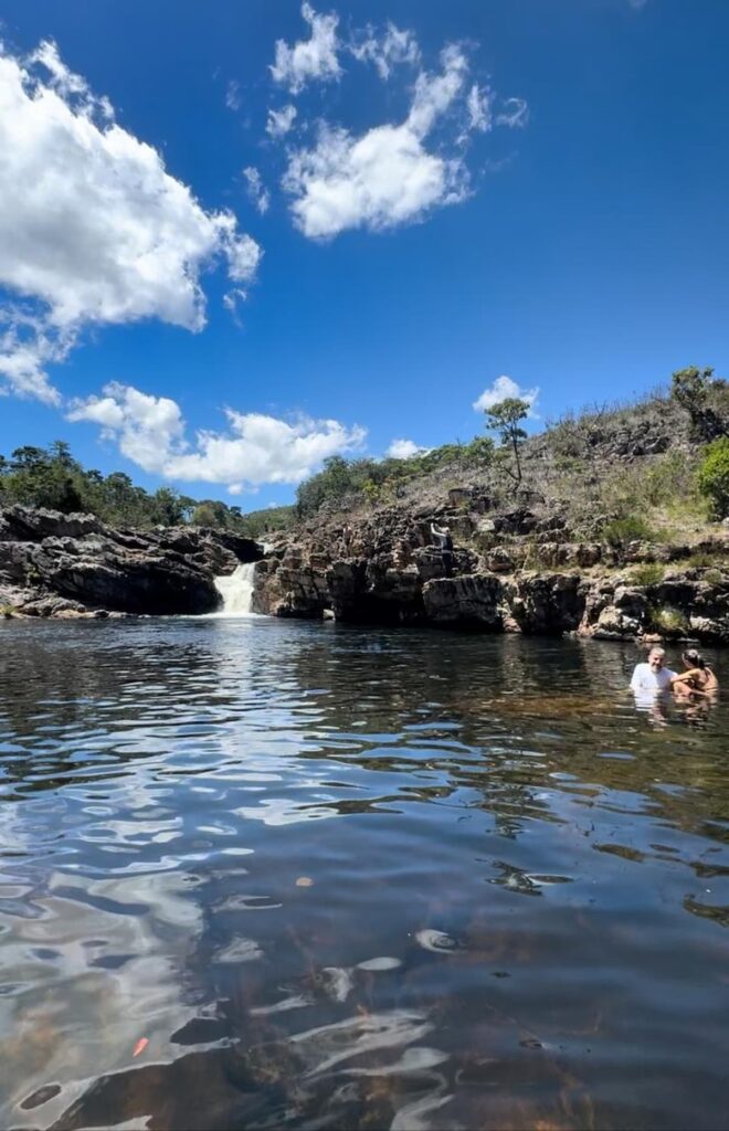 Imagem mostra cachoeira refrescante em Ipoema.