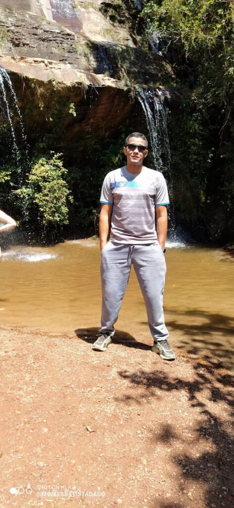 Imagem mostra turista na Cachoeira dos Três Pingos em Distrito de Ouro Preto.