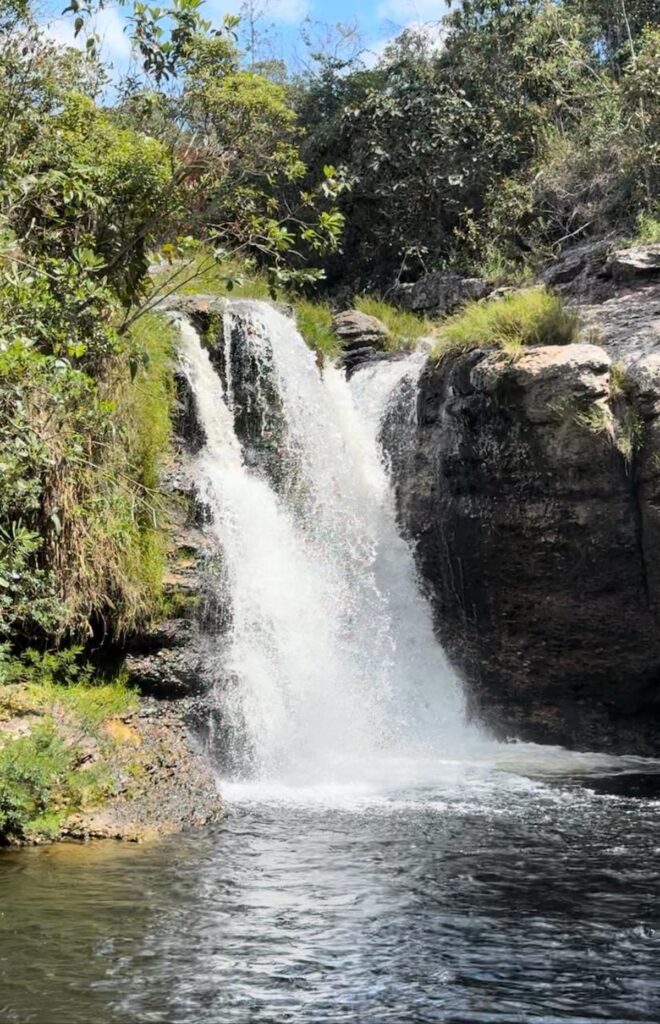 Imagem mostra belíssima cachoeira em distrito de Itabira, Minas Gerais.