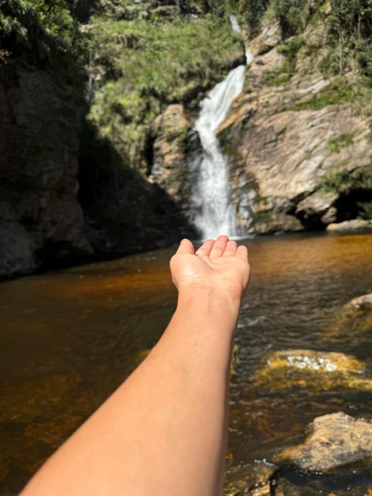 Imagem mostra Cachoeira em Ipoema sendo fotografada.