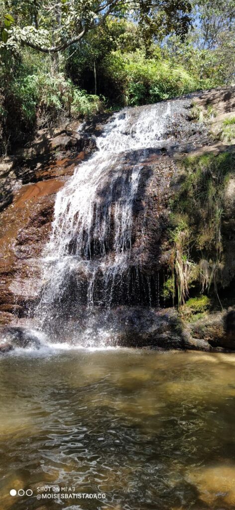 Imagem mostra Cachoeira dos Namorados, uma das cachoeiras em Lavras Novas.