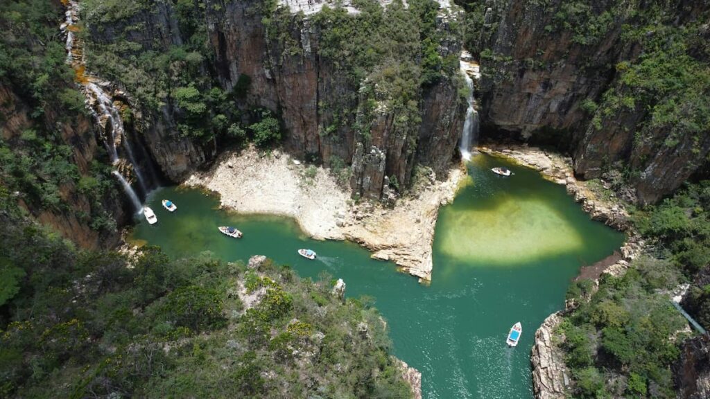 Imagem mostra duas magníficas cachoeiras em Capitólio, Minas  Gerais, Brasil.