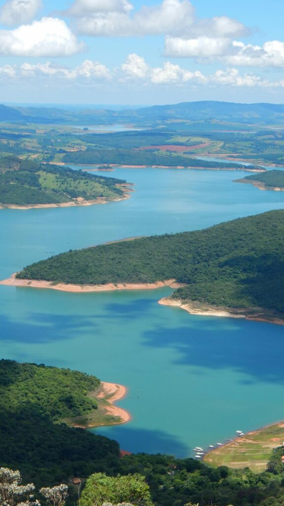 Imagem mostra o belíssimo lago de Furnas.
