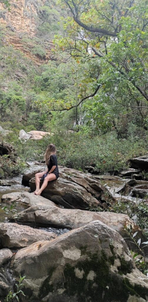 Imagem mostra trilha de acesso à Cachoeira da Farofa, uma das belas e imperdíveis cachoeiras da Serra do Cipó.