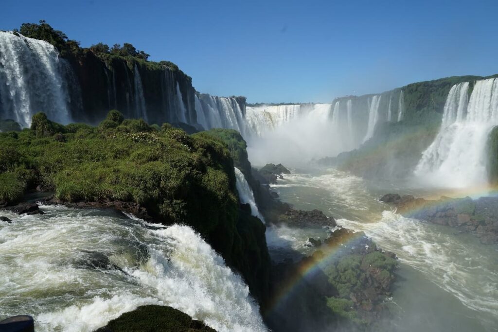 Imagem mostra as Cataratas do Iguaçu, um dos maiores espetáculos naturais do planeta.