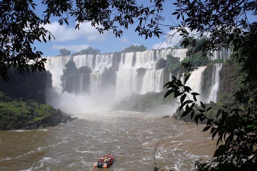 Imagem mostra as Cataratas do Iguaçu, uma das belíssimas cachoeiras em Foz do Iguaçu.