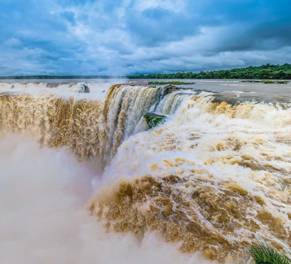 Imagem mostra Garganta do Diabo, a queda mais impressionante das Cataratas do Iguaçu.