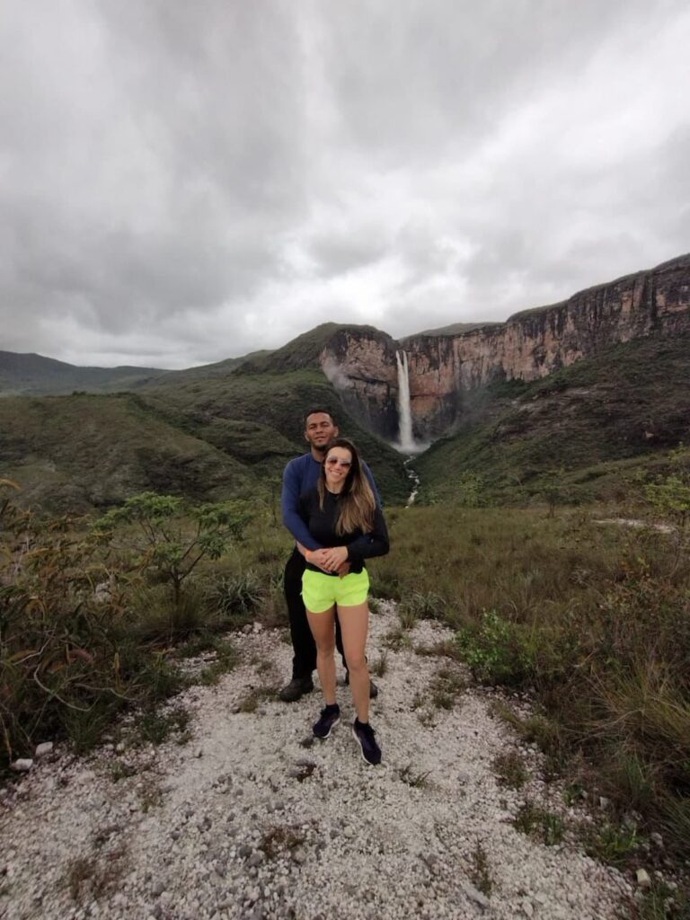Imagem mostra casal no mirante da Cachoeira do Tabuleiro em Minas Gerais.