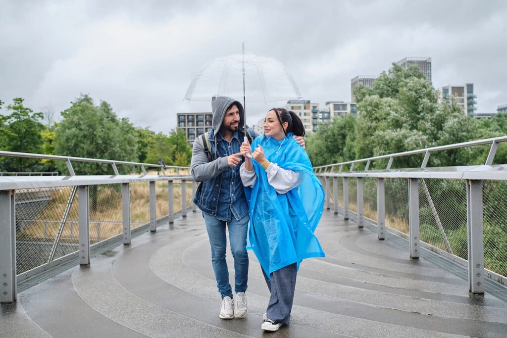 Imagem mostra casal feliz viajando.