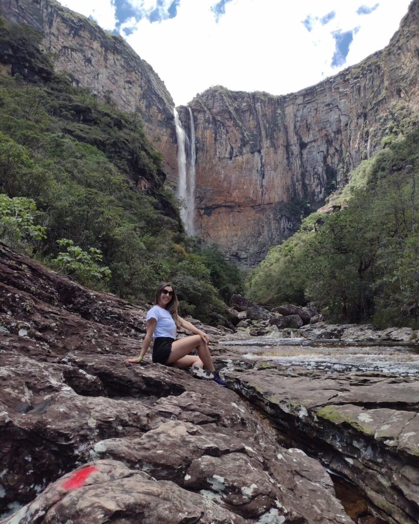 Imagem mostra a belíssima Cachoeira do Tabuleiro em Minas Gerais.