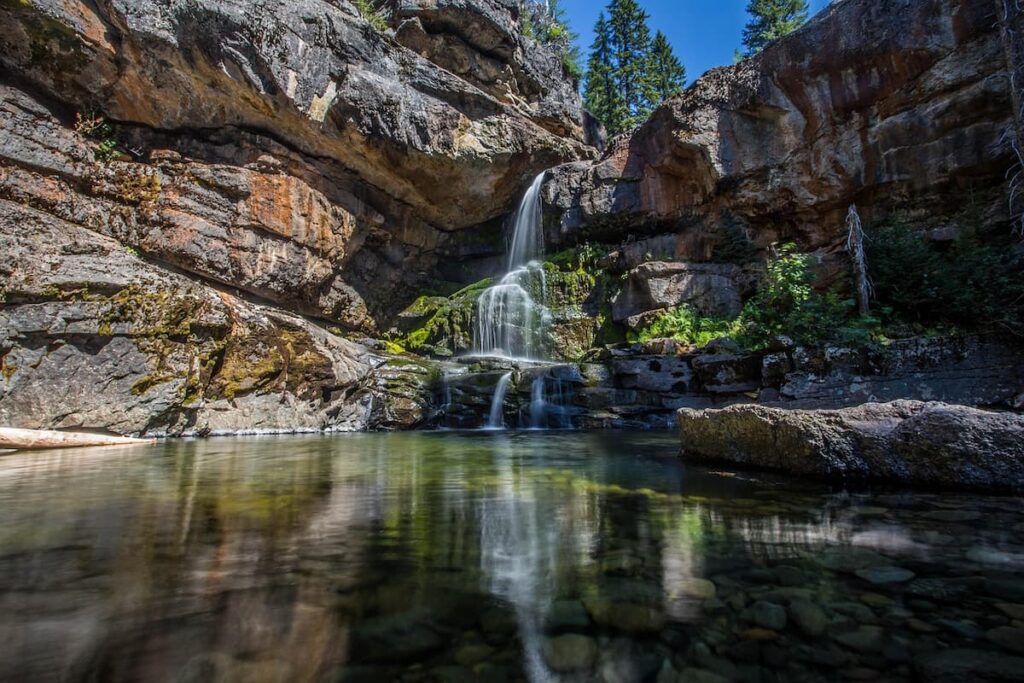 Imagem mostra cachoeira de águas limpas e cristalinas.