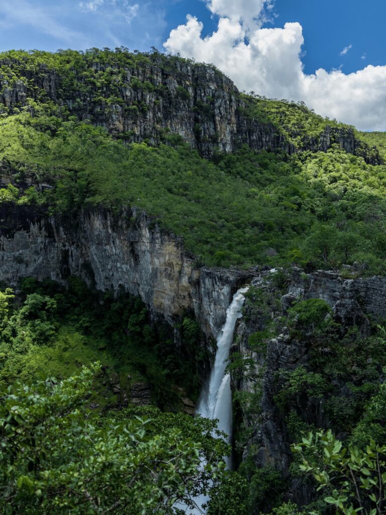 Imagem mostra do Abismo, uma das belas cachoeiras Chapada dos Veadeiros