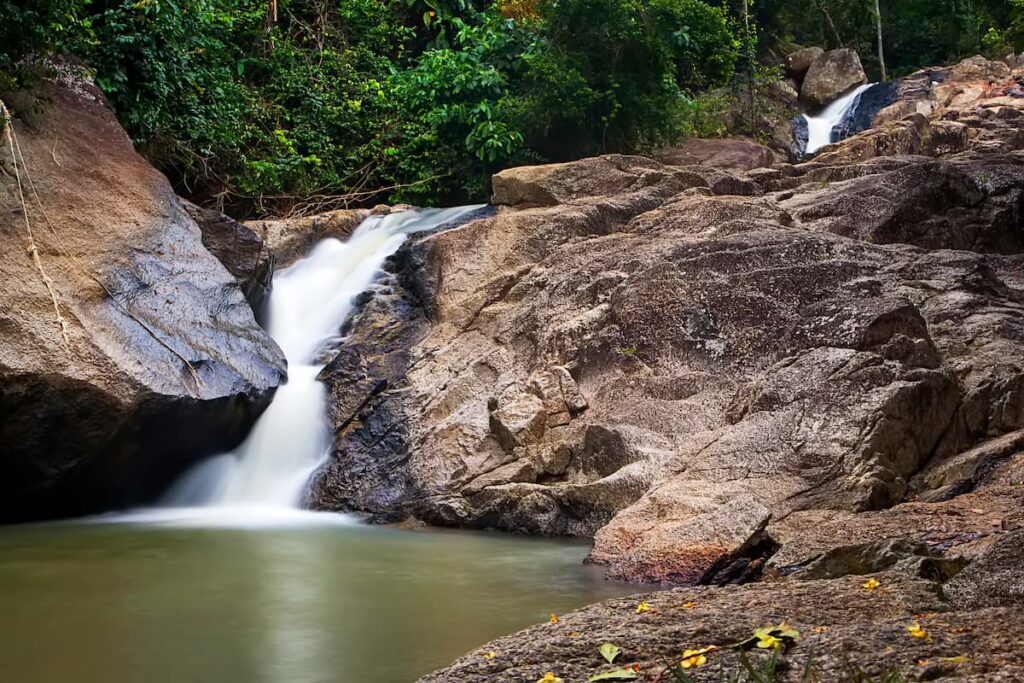 Imagem mostra uma linda cachoeira no Rio de Janeiro.