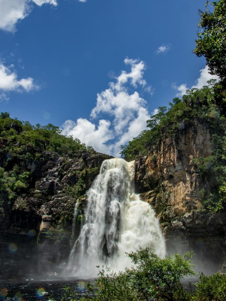 Imagem mostra cachoeira com grande volume de água.