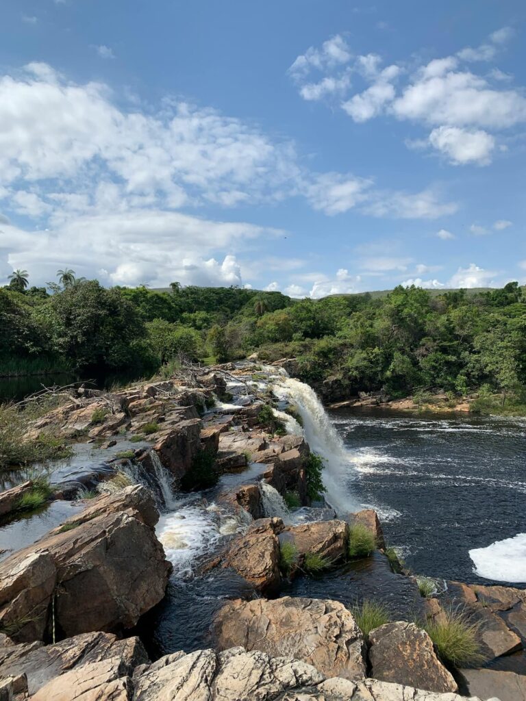Imagem mostra belíssima cachoeira em Minas Gerais.