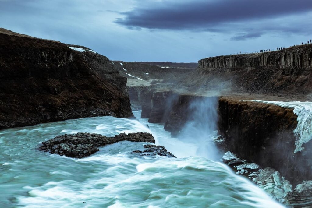 Imagem mostra a cachoeira Gullfoss na Islândia, uma das cachoeiras mais bonitas do mundo.