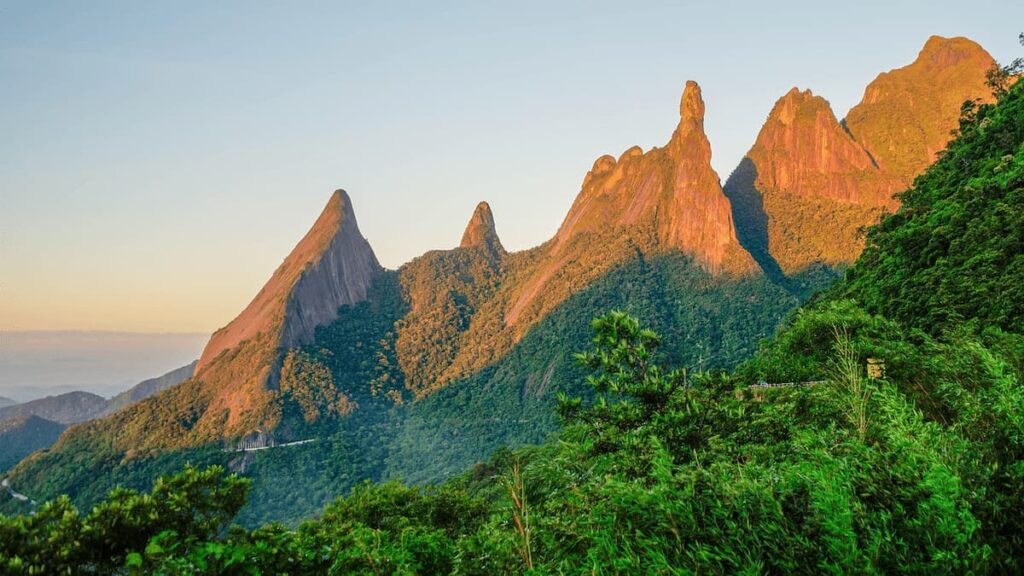 Imagem mostra o Parque Nacional da Serra dos Órgãos, Rio de Janeiro.