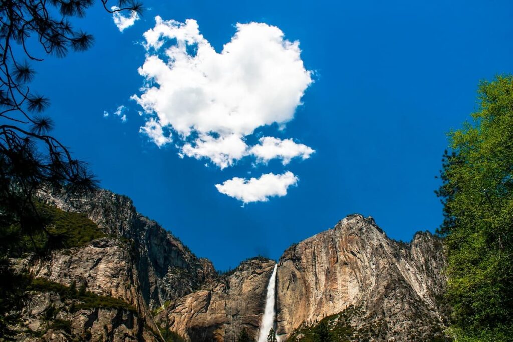 Imagem mostra a cachoeira de Yosemite, uma das cachoeiras mais altas da América do Norte.