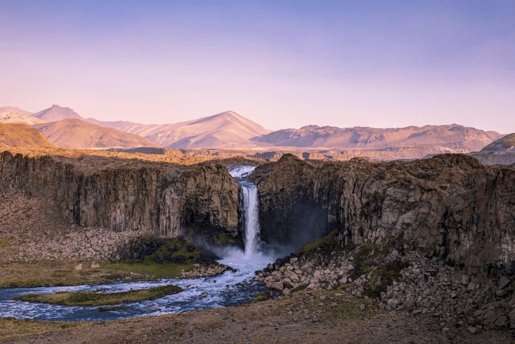 Imagem mostra cachoeira linda nos alpes peruano.