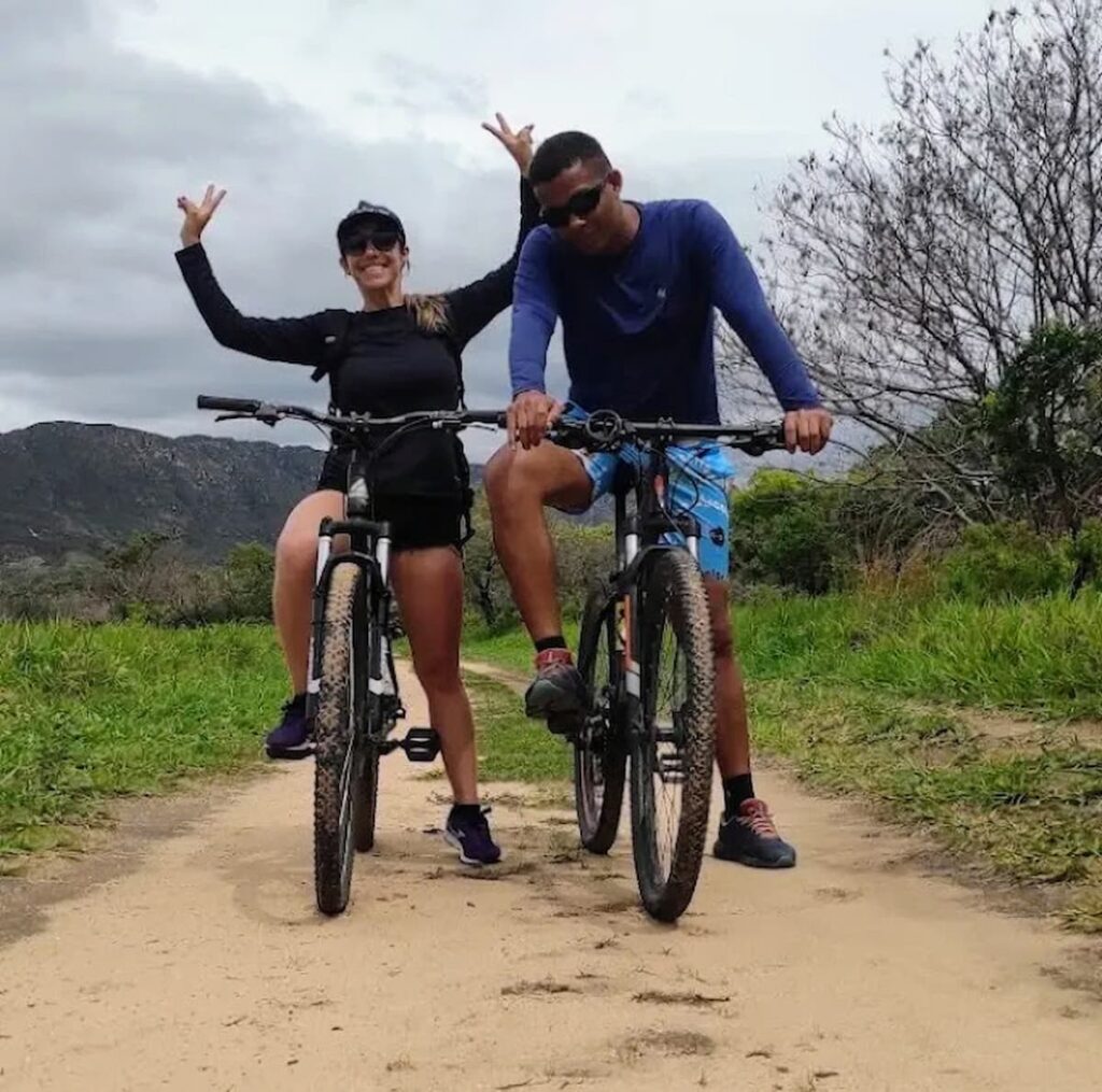 Imagem mostra casal na Trilha das cachoeiras no Parque Nacional da Serra do Cipó.