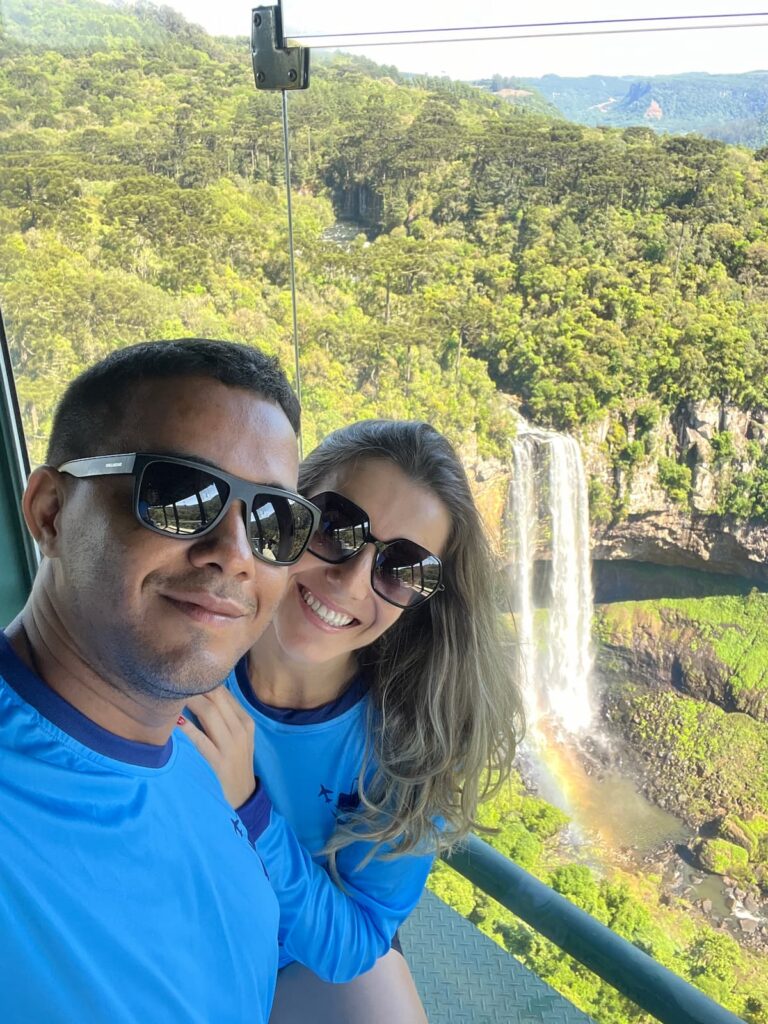 Imagem mostra casal no mirante da Cascata do Caracol em Canela no Rio Grande do Sul.