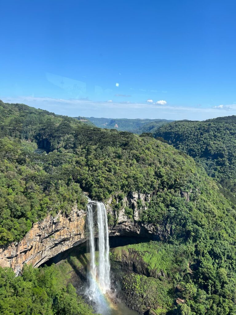 Imagem mostra a belíssima Cascata do Caracol em Canela, RS.