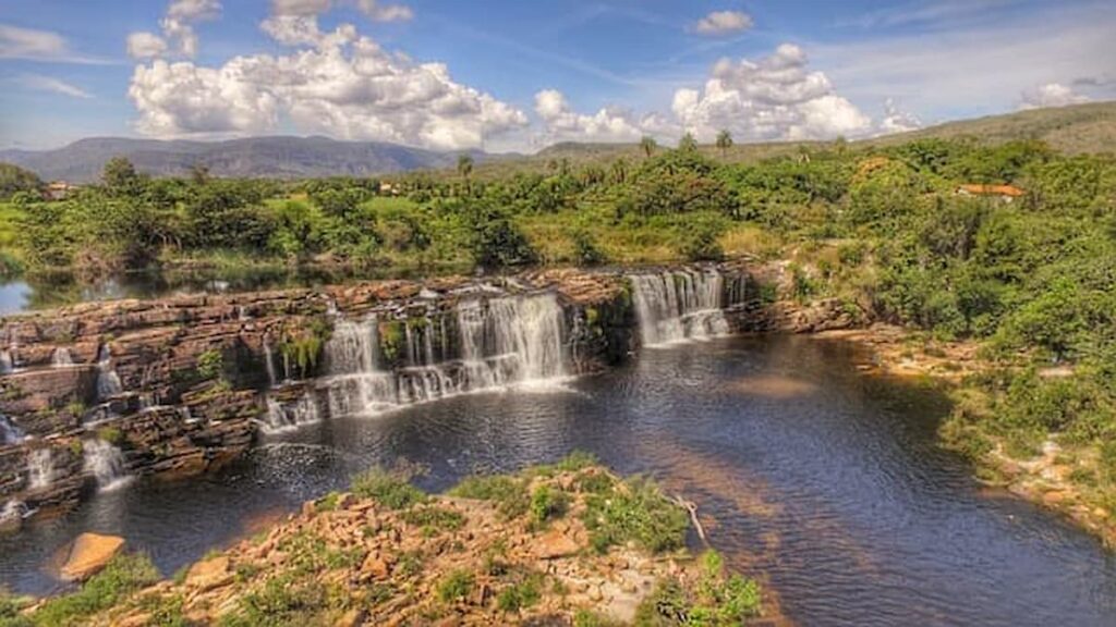 Imagem mostra a belíssima Cachoeira Grande na Serra do Cipó.