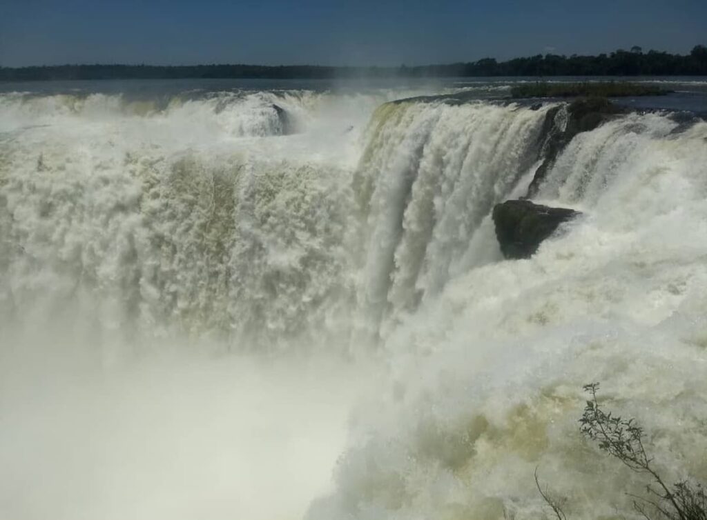 Imagem mostra Garganta do diabo no Parque Nacional Puerto Iguazu.