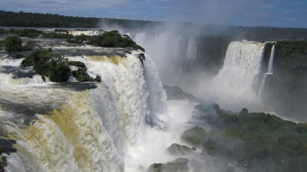 Imagem mostra magnífica cachoeira em Foz do Iguaçú.