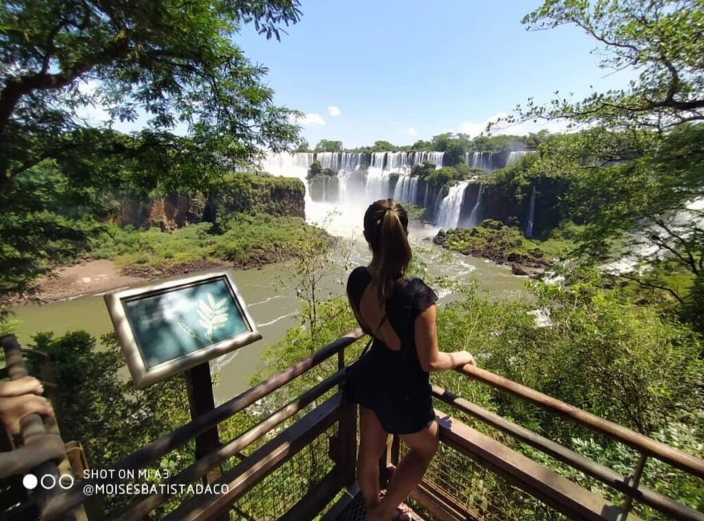 Imagem mostra turista em mirante no Parque Nacional Puerto Iguazu.
