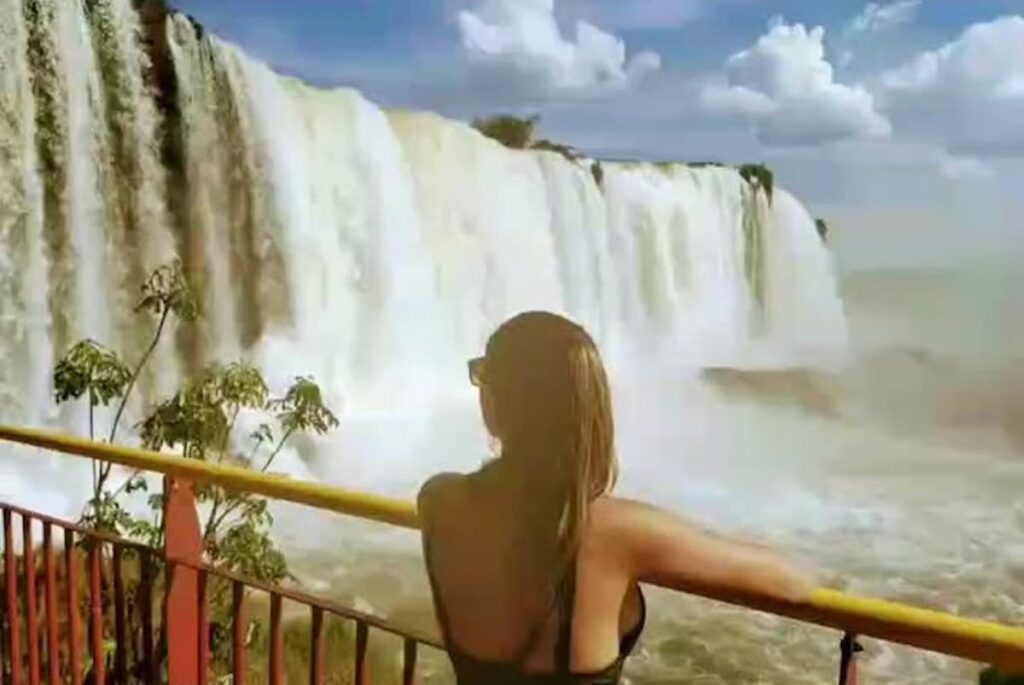 Imagem mostra turista em mirante de observação no Parque Nacional do Iguaçu.