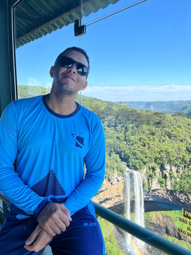 Imagem mostra turista no Mirante da Cascata do Caracol, uma das mais belas cachoeiras do Brasil.